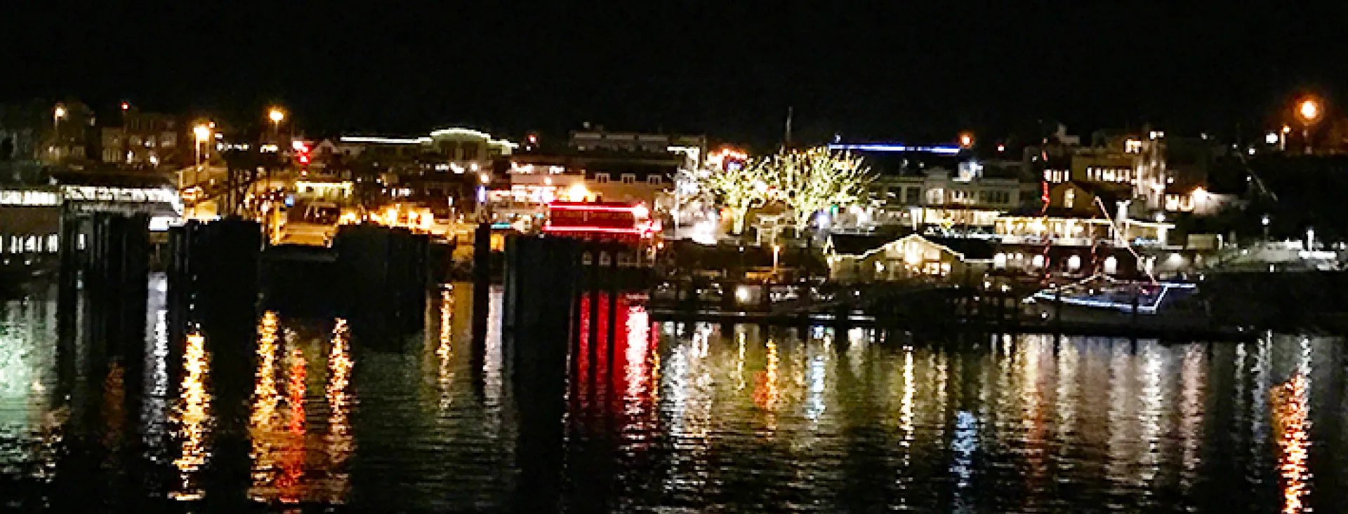 Friday Harbor on Christmas Eve Friday Harbor from the Ferry at Christmas