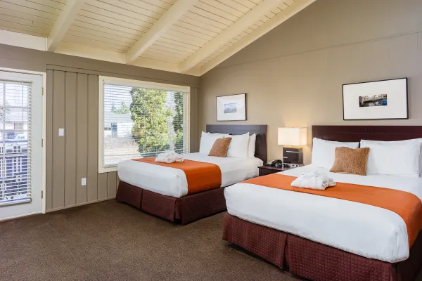 Earthbox Inn - San Juan Island Washington - Sun Place upstairs 2 beds on right window and door