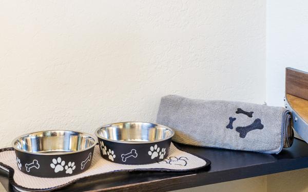 Earthbox Inn - San Juan Island Washington - Dog bowls Pet Setup