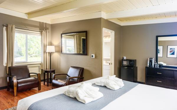 Earthbox Inn - San Juan Island Washington - Sky cabana view of window from bed