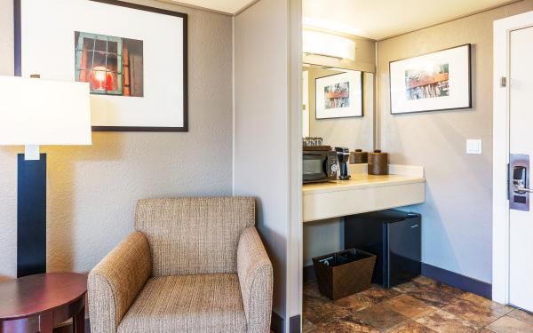 Earthbox Inn - San Juan Island Washington - Sun Place downstairs chair and counter area