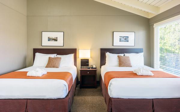 Earthbox Inn - San Juan Island Washington - Sun Place upstairs view of both beds straight on