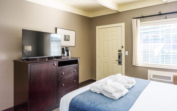 Earthbox Inn - San Juan Island Washington - Water Place bldg B view from bed