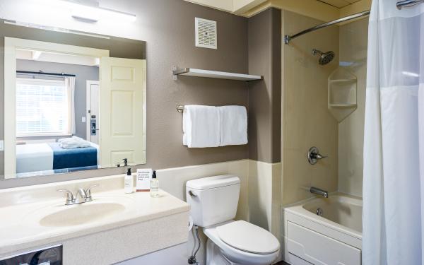 Earthbox Inn - San Juan Island Washington - Water place bldg B bathroom