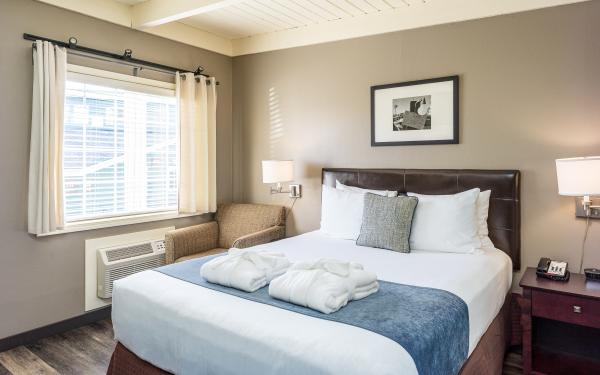 Earthbox Inn - San Juan Island Washington - Water place view of queen bed