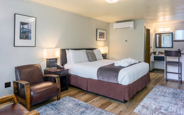 Earthbox Inn - San Juan Island Washington - Sky Place downstairs king bed with chair