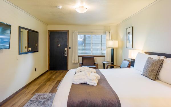 Earthbox Inn - San Juan Island Washington - Sky Place downstairs side view of king bed with chair