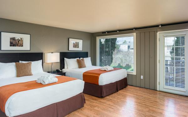 Earthbox Inn - San Juan Island Washington - Sun Place Downstairs 2 queen beds and door