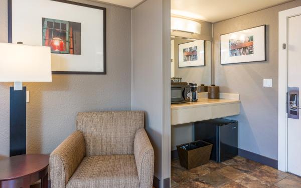 Earthbox Inn - San Juan Island Washington - Sun Place downstairs chair and entry