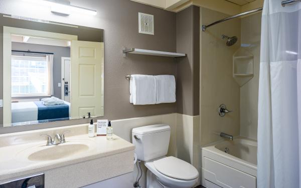 Earthbox Inn - San Juan Island Washington - Water Place Bldg B Bathroom