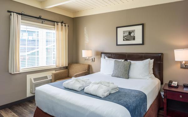 Earthbox Inn - San Juan Island Washington - Water Place Bldg B Queen bed and window