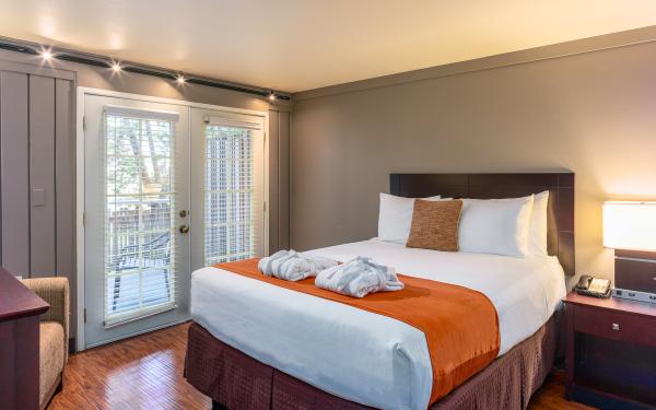Earthbox Inn - San Juan Island Washington - Water Place Bldg. D Downstairs queen bed