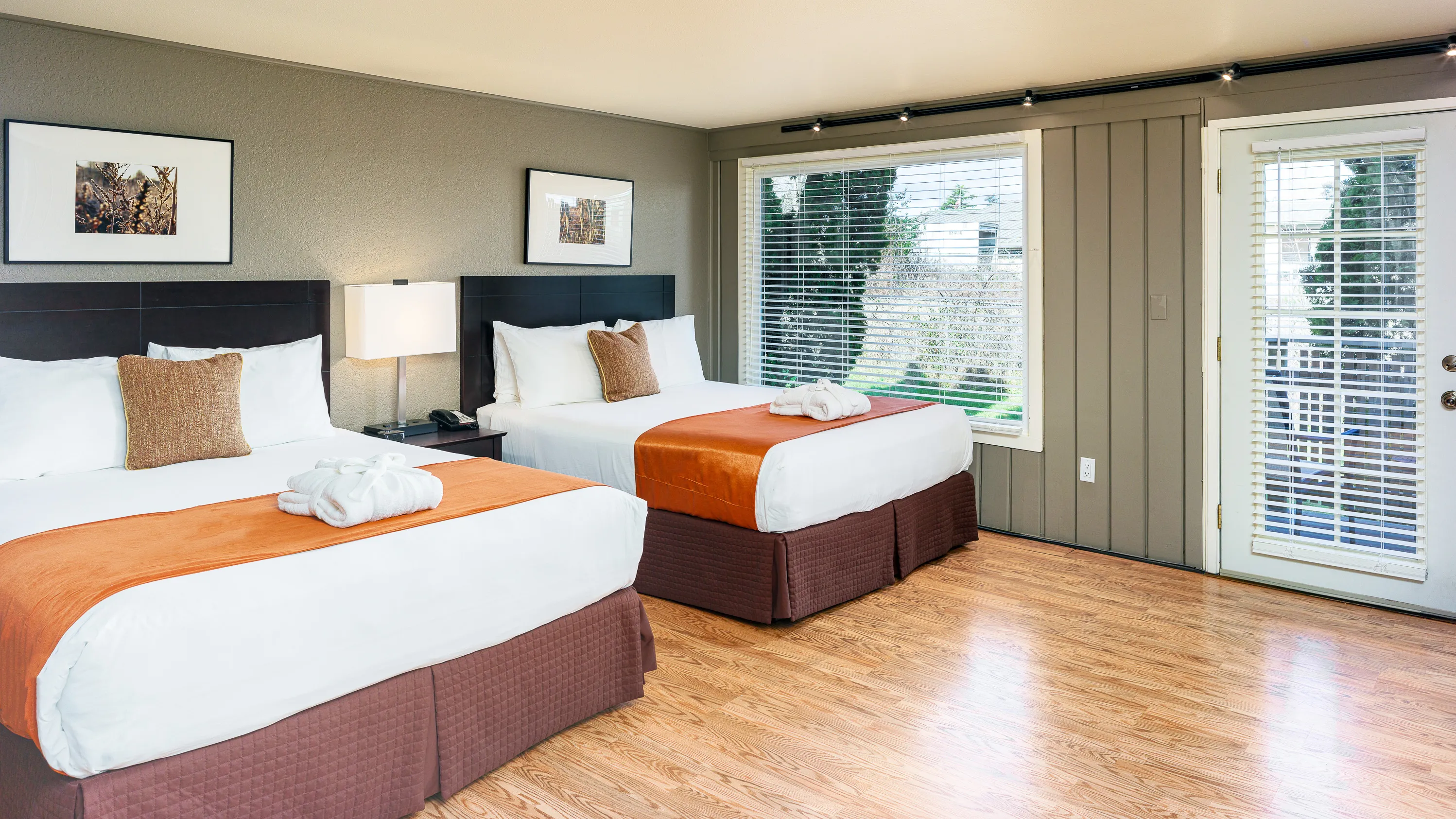 Earthbox Inn - San Juan Island Washington - Sun place downstairs view of both beds