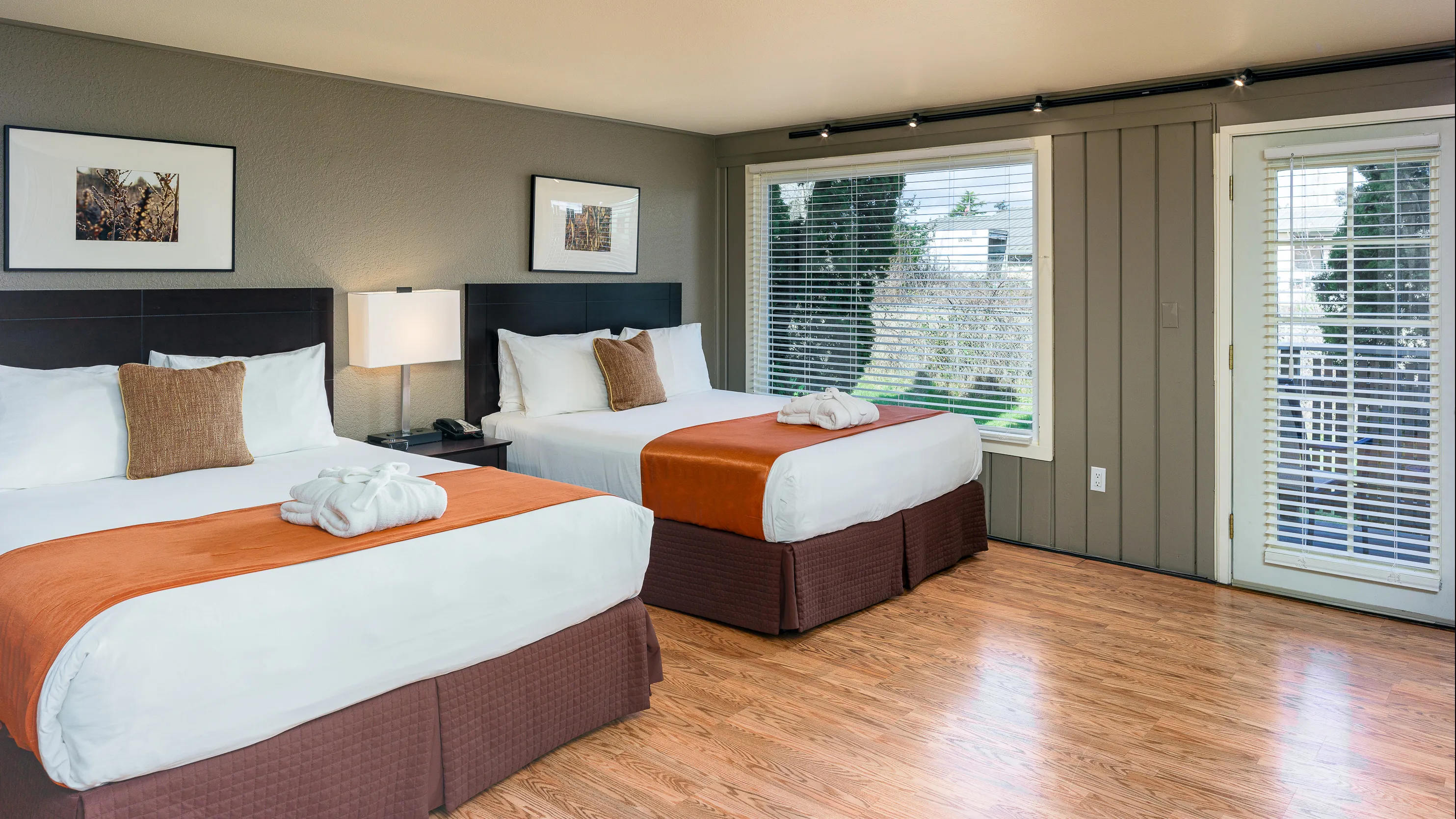 Earthbox Inn - San Juan Island Washington - Sun Place Downstairs 2 queen beds and door