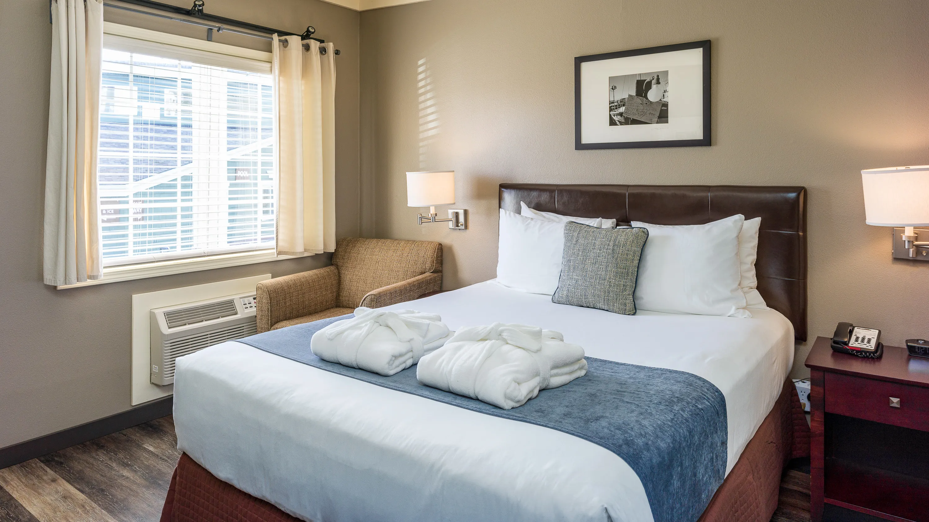 Earthbox Inn - San Juan Island Washington - Water Place Bldg B Queen bed and window