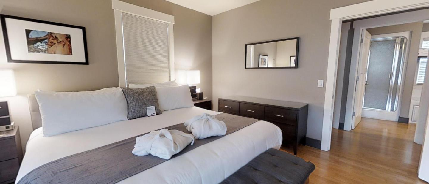 Guest room at Earthbox Inn & Spa