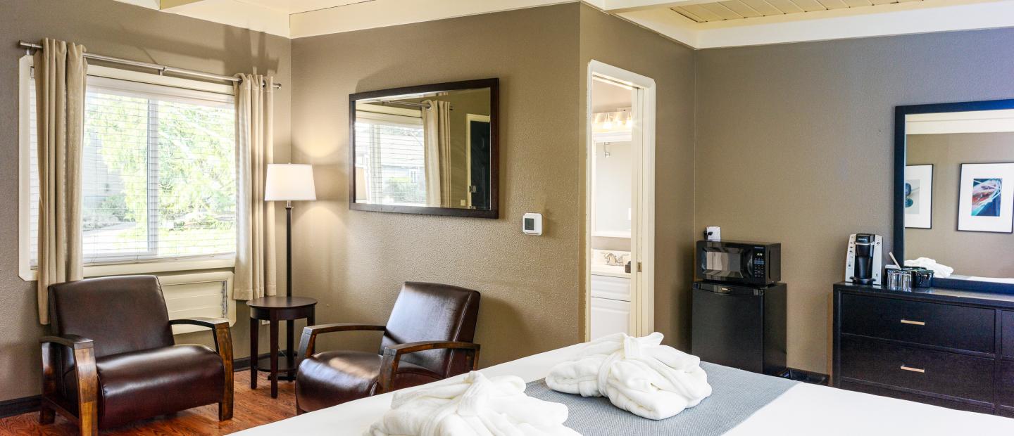 Earthbox Inn - San Juan Island Washington - Sky cabana view of window from bed