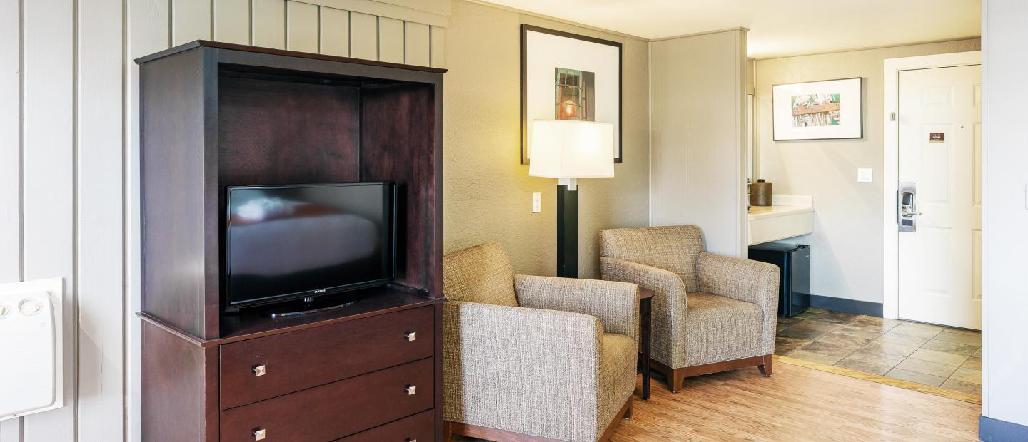 Earthbox Inn - San Juan Island Washington - Sun Place downstairs view of chairs