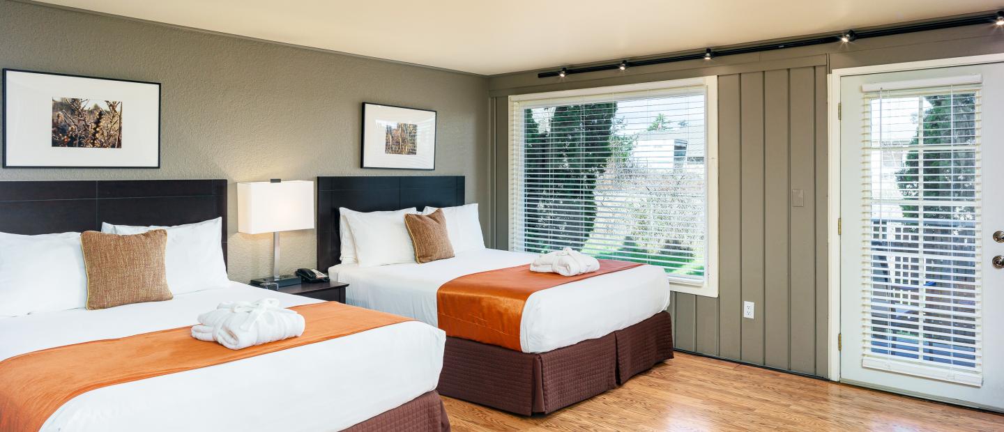 Earthbox Inn - San Juan Island Washington - Sun place downstairs view of both beds