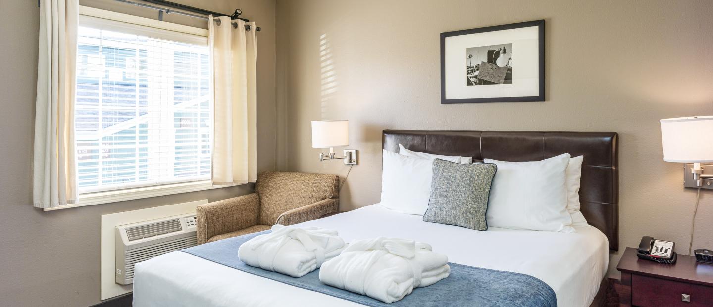 Earthbox Inn - San Juan Island Washington - Water place view of queen bed
