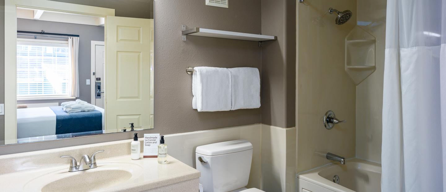 Earthbox Inn - San Juan Island Washington - Water Place Bldg B Bathroom