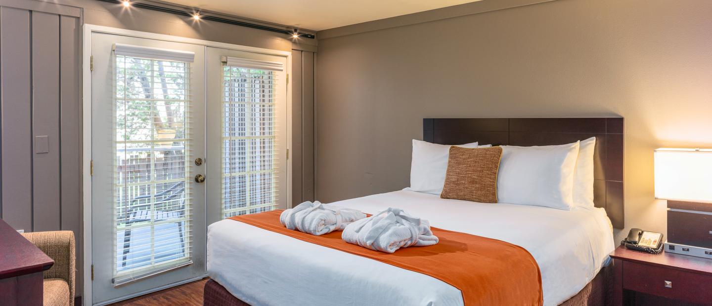Earthbox Inn - San Juan Island Washington - Water Place Bldg. D Downstairs queen bed